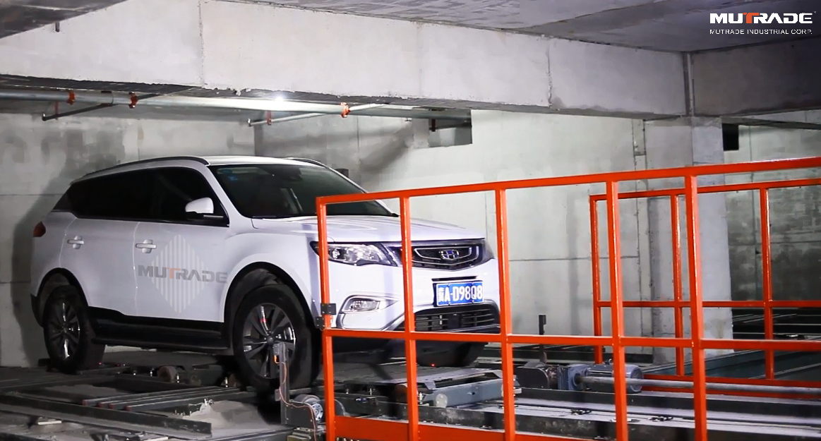 Plně automatizovaný parkovací systém Automatizované robotické parkoviště Mutrade v pohybu